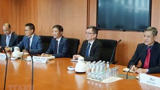 Bộ trưởng Công Thương Trần Tuấn Anh làm việc với ông Klaus Ersnt, Chủ tịch Ủy ban Kinh tế và Năng lượng Quốc hội Liên bang Đức. (Ảnh: Phạm Thắng/TTXVN)