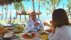 Chưa vào mùa cao điểm, biển Sầm Sơn đã rộn ràng đón khách