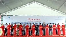 Phó Thủ tướng Vương Đình Huệ cùng các đại biểu cắt băng khai mạc Hội chợ. Ảnh: VGP/Thành Chung