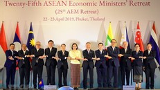 Thứ trưởng Bộ Công thương Trần Quốc Khánh (thứ 6, từ phải sang) cùng các bộ trưởng kinh tế ASEAN chụp ảnh chung. (Ảnh: Ngọc Quang/TTXVN)