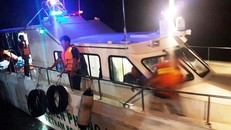 Lật xuồng cao su trên biển, 7 người may mắn thoát chết