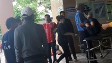 Các nạn nhân bị ngô độc được đưa vào bệnh viện cấp cứu - Ảnh: VietNamNet