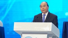 Thủ tướng Nguyễn Xuân Phúc phát biểu trước khoảng 2.500 doanh nghiệp dự Diễn đàn Kinh tế tư nhân - Ảnh: VGP/Quang Hiếu