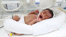 Cứu em bé sơ sinh 1,5 kg bị bỏ rơi ven đường suýt chết