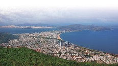 Toàn cảnh thành phố Quy Nhơn xanh mướt nhìn từ trên cao - Ảnh: Đào Tiến Đạt