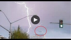 Kinh hoàng khoảnh khắc sét đánh trúng máy bay giữa trời