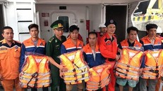 Kịp thời cứu 5 ngư dân gặp nạn trên biển