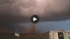 Lốc xoáy 'quật đổ' xe container đang chạy trên xa lộ