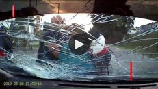 Bị bấm còi, người đi xe máy dùng mũ bảo hiểm phang vỡ kính ô tô