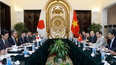 Thứ trưởng Bộ Ngoại giao Lê Hoài Trung và Thứ trưởng Bộ Ngoại giao Nhật Bản Takeo Mori đồng chủ trì Đối thoại Đối tác chiến lược Việt Nam-Nhật Bản lần thứ bảy. (Ảnh: Lâm Khánh/TTXVN)