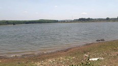 Bố mẹ vắng nhà, hai bé gái trượt chân xuống hồ tử vong