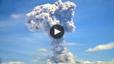 Núi lửa thức giấc, phun tro bụi cao 2.000 m ở Indonesia