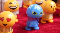 Lò xo mặt cười tạo 'cơn sốt' trên đường phố Hà Nội