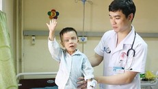 Bé 3 tuổi liệt hai chân sau giấc ngủ trưa