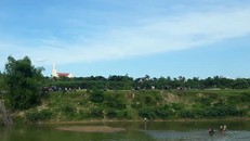 Đi bắt hến, 2 cha con đuối nước thương tâm