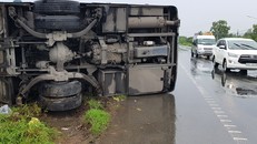 Hành khách đập kính chui ra khỏi xe khách bị lật