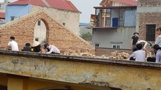 Cô giáo phạt học sinh đội nắng đẽo gạch trên mái trường