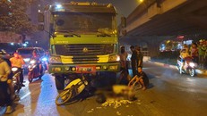 Dừng chờ đèn đỏ, hai nữ công nhân bị tông thương vong