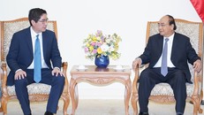 Thủ tướng Nguyễn Xuân Phúc và Tổng Giám đốc Tập đoàn JG Summit Holdings Lance Y. Gokongwei - Ảnh: VGP/Quang Hiếu