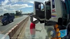 Cay cú vì bị vượt, tài xế xe ben hùng hổ cầm cờ lê đập vỡ kính xe tải