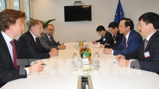 Chủ tịch Ủy ban thương mại quốc tế của Nghị viện châu Âu Lange Bernd làm việc với Bộ trưởng Đào Ngọc Dung. Ảnh : Kim Chung-Pv TTXVN tại Bỉ