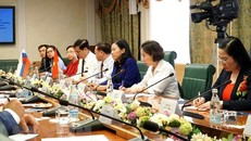 Chủ nhiệm Ủy ban Tư pháp của Quốc hội Lê Thị Nga (áo xanh) tại buổi làm việc. (Ảnh: Lê Thị Tâm Hằng/TTXVN)