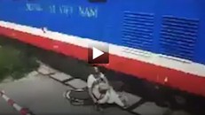 Người đàn ông lao qua đường sắt và pha đánh lái không tưởng