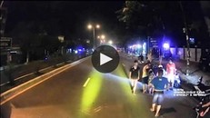 Mải buôn chuyện, hai người phụ nữ suýt chết dưới bánh xe tải