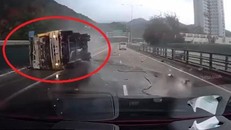 Chuyển làn ở tốc độ cao, xe bồn lật nhào giữa đường cao tốc