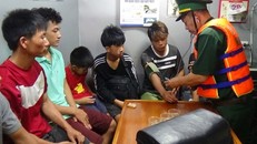 Cứu 8 người trên tàu cá bị giông lốc đánh chìm