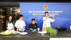 Màn trình diễn làm món nem cuốn đặc trưng Việt Nam.