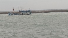 Chìm tàu chở 71 tấn dầu ở đảo Phú Quý, cảnh báo tràn dầu