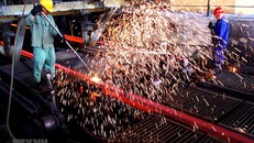 Sản xuất thép ở Công ty cổ phần Gang thép Thái Nguyên. (Ảnh: Ngọc Hà/TTXVN)