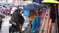 Thí sinh tay xách nách mang, chật vật vượt mưa lớn đi thi năng khiếu