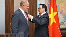 Thừa ủy quyền của Tổng Bí thư, Chủ tịch nước Nguyễn Phú Trọng, đồng chí Hoàng Bình Quân trao tặng Huân chương Hữu nghị cho ông Gennady Zyuganov, Chủ tịch Đảng Cộng sản Liên bang Nga. (Ảnh: Dương Trí/TTXVN)