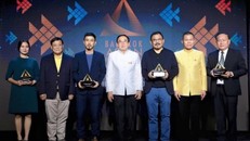 Đạo diễn Đỗ Phương Anh (ngoài cùng bên trái) tại LHP.