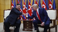 Tổng thống Mỹ Donald Trump (phải) và nhà lãnh đạo Triều Tiên Kim Jong-un trong cuộc gặp tại Khu phi quân sự (DMZ) ở biên giới liên Triều ngày 30/6/2019. Ảnh: Yonhap/TTXVN