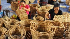 Sản xuất hàng thủ công mỹ nghệ. (Ảnh: Minh Đức/TTXVN)