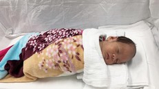 Bé Bình An bụ bẫm xuất viện, mẹ hồi phục diệu kỳ