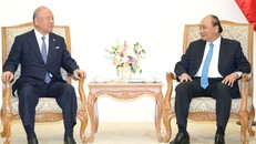Thủ tướng Nguyễn Xuân Phúc và Cố vấn Đặc biệt Liên minh Nghị sĩ Hữu nghị Nhật-Việt Takebe Tsutomu - Ảnh: VGP/Quang Hiếu