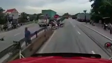 Video: Vụ tai nạn thảm khốc ở Hải Dương qua camera hành trình