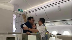 Nam hành khách bị đưa khỏi tàu bay