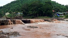 Xuống rửa chân dưới khe suối, hai em nhỏ bất ngờ bị lũ cuốn trôi