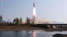 (Ảnh do Đài truyền hình Trung ương Triều Tiên đăng phát ngày 9/5/2019): Một tên lửa tầm ngắn của Triều Tiên được phóng thử tại một địa điểm bí mật. Ảnh: YONHAP/TTXVN