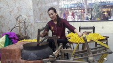 Kéo tơ tằm dệt lụa tại làng nghề Vạn Phúc, Hà Nội. (Ảnh: Đinh Thuận/TTXVN)