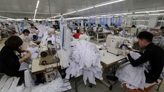 May hàng xuất khẩu tại Công ty may Hồ Gươm, chi nhánh Mỹ Hào, tỉnh Hưng Yên. (Ảnh: Trần Việt/TTXVN)