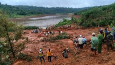 Sạt lở đất vùi lấp 3 người trong một gia đình