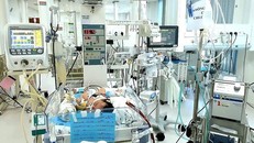 Hít phân su trong bụng mẹ, bé sơ sinh nguy kịch