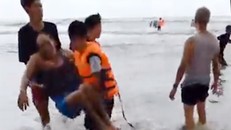 Các nạn nhân lần lượt được đưa vào bờ - Ảnh: Cắt từ video