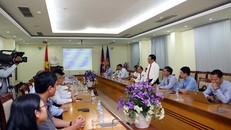 Phó Thủ tướng, Bộ trưởng Ngoại giao Phạm Bình Minh nói chuyện thân mật với cán bộ, nhân viên Đại sứ quán Việt Nam tại Campuchia tối 20/8. Ảnh: VGP/Hải Minh